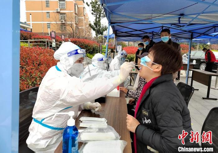 3月30日6时起，金山桥街道金苑社区居民参加徐州主城区第二轮核酸检测。　朱志庚 摄